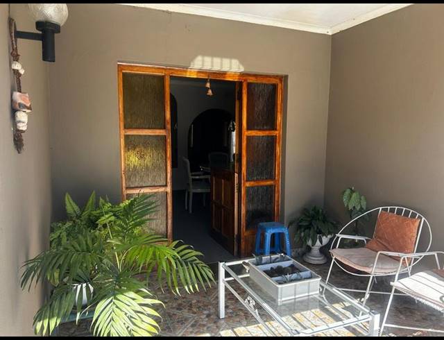 4 BEDROOM HOUSE FOR SALE IN KOSMOSPARK
